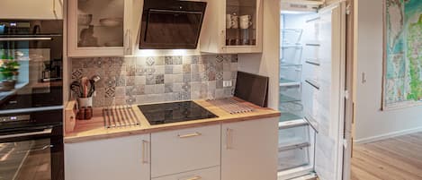 Køleskab, opvaskemaskine, kaffe-/temaskine