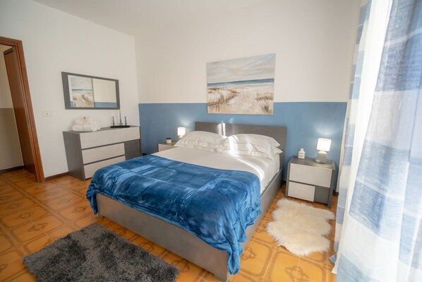 1 bedroom, desk, iron/ironing board, WiFi