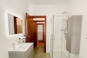 Dusche, umweltfreundliche Kosmetikartikel, Haartrockner, Bidet