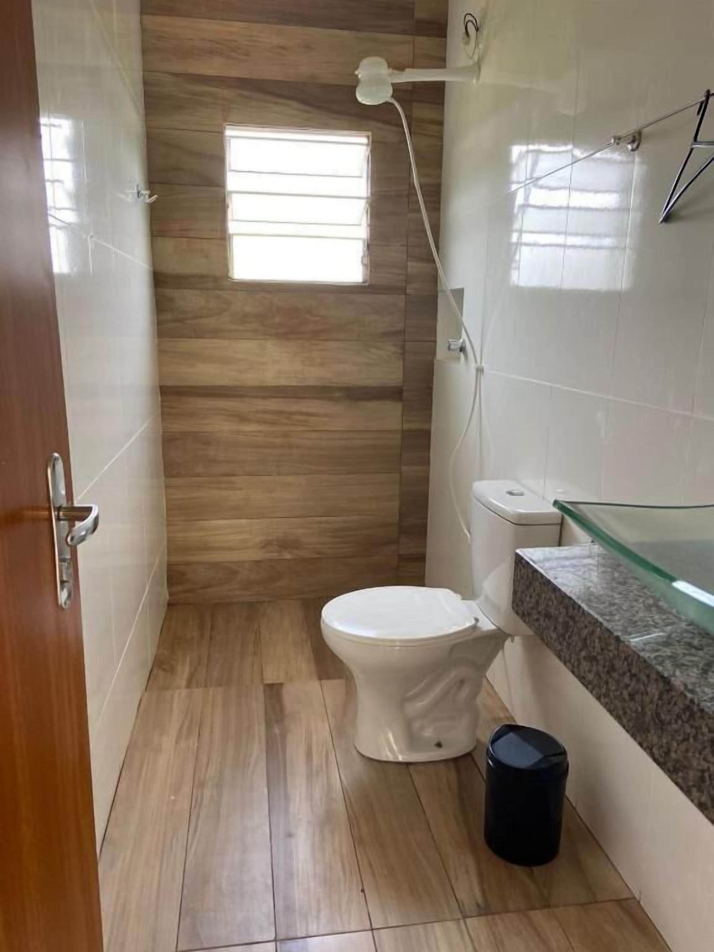 Habitación triple estándar | Baño | Toallas, jabón y papel higiénico