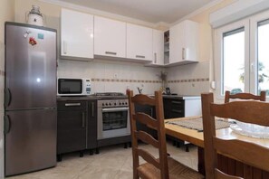 Cookware/dishes/utensils