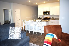 Smart TV, books - Calabash Comfort: Near Golf & Beach (Calabash)