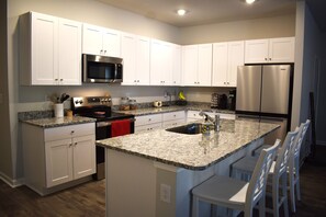 Fridge, microwave, oven, stovetop - Calabash Comfort: Near Golf & Beach (Calabash)