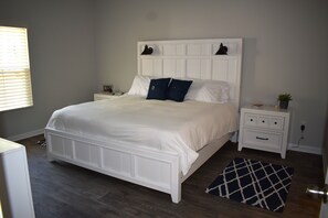 3 bedrooms, iron/ironing board, free WiFi, bed sheets - Calabash Comfort: Near Golf & Beach (Calabash)