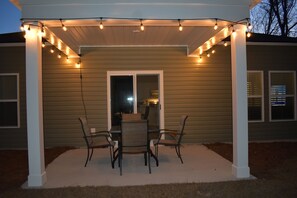 Outdoor dining - Calabash Comfort: Near Golf & Beach (Calabash)