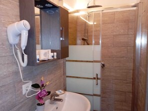 Dusche, Haartrockner, Bidet, Handtücher