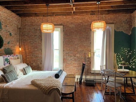 1 bedroom, WiFi, bed sheets. Leader Loft, Cozy and Quaint
