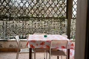 Outdoor dining - Porto Recanati – two-room apartment in central area with outdoor courtyard (Porto Recanati)