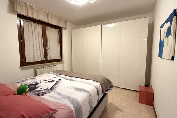 1 bedroom, bed sheets