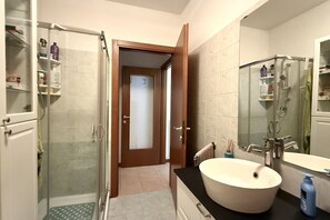 Doccia, bidet, asciugamani