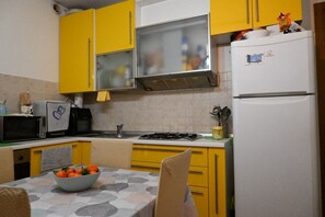 Kühlschrank, Ofen, Esstisch