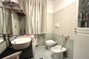 Shower, bidet, towels - Porto Recanati – two-room apartment in central area with outdoor courtyard (Porto Recanati)