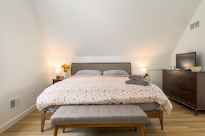 3 bedrooms, iron/ironing board, WiFi, bed sheets - Lakefront Modern Chalet with Multiple King Beds (Big Bass Lake)