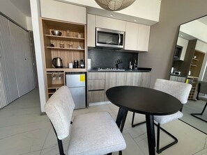 Refrigerador, microondas, horno y parrilla de estufa 