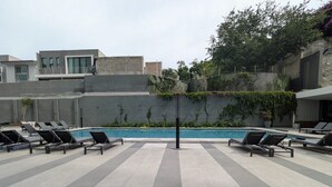 A rooftop pool area with lounge chairs and a swimming pool. - Modern New Apartment Near Andares (Zapopan)