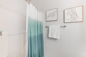 Haartrockner, Handtücher, Seife, Toilettenpapier