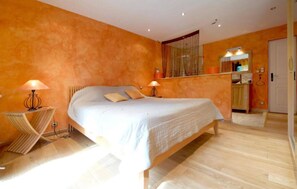 8 bedrooms, travel cot, free WiFi, bed sheets
