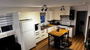 Geladeira, micro-ondas, fogão, cooktop