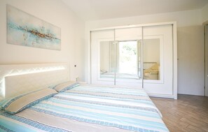 2 bedrooms, travel crib, free WiFi