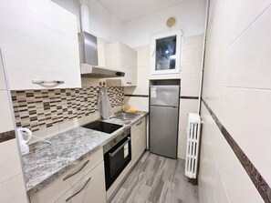 Kjøleskap, mikrobølgeovn, ovn og kokeplater