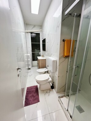 Shower, hair dryer, bidet, towels - Niguarda Care Stay, 100 meters from the entrance of Niguarda Hospital (Milano)