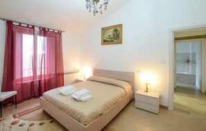 3 dormitoris, planxa i posts de planxar i un bressol de viatge 