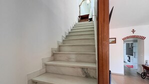 A staircase with a wooden handrail and a white wall. - Stunning home in Poggio d'Acona (Poggio d'Acona)