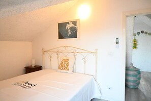 1 bedroom, bed sheets - M416 – Marcelli, attic seen badly a few steps from the beach (Marcelli)