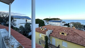 Une zone résidentielle côtière avec des bâtiments, un ciel dégagé et une vue sur la mer.