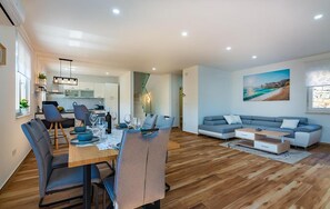 Smart TV, fireplace