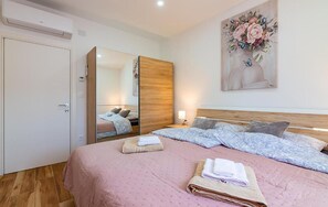 3 bedrooms, in-room safe, iron/ironing board, travel crib