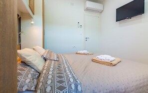 3 bedrooms, in-room safe, iron/ironing board, travel crib