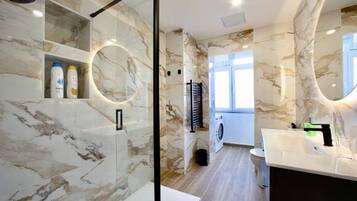 Secador de pelo, toallas