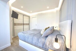 2 habitaciones y tabla de planchar con plancha 