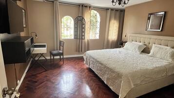 6 bedrooms, iron/ironing board, WiFi, bed sheets