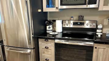Refrigerador, microondas, horno y parrilla de estufa