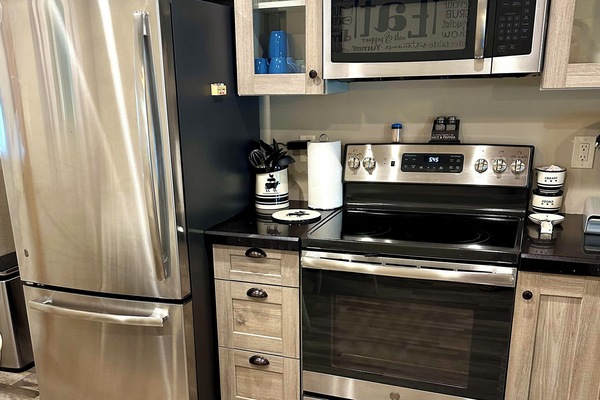 Køleskab, mikrobølgeovn, ovn, kogeplade