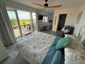 1 bedroom, WiFi, bed sheets - Boutique oceanfront accommodation (Waiotahe)