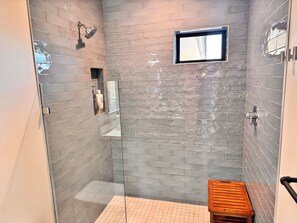 Douche, articles de toilette écologiques, séchoir à cheveux