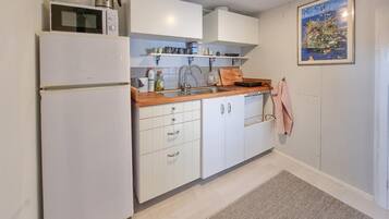 Refrigerador y cafetera y tetera