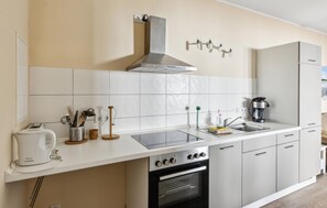 Kühlschrank, Herdplatte, Geschirrspüler