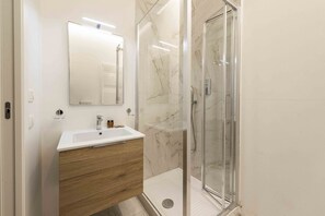 Dusche, Haartrockner, Handtücher, Shampoo