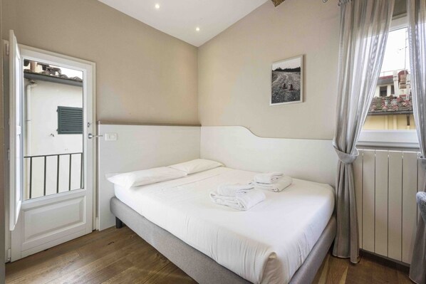 2 habitaciones, tabla de planchar con plancha, wifi y ropa de cama 