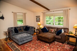 Living area - Wild Stone Cottage - Amazing Design, Game Rm, Beach (Moultonborough)