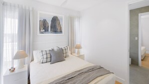 3 bedrooms, iron/ironing board, Internet, bed sheets - Saltwater 12 - Stunning Newly Built Retreat (AVOCA BEACH)