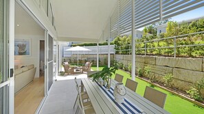 Outdoor dining - Saltwater 12 - Stunning Newly Built Retreat (AVOCA BEACH)