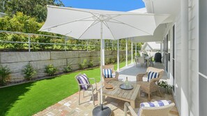 Outdoor dining - Saltwater 12 - Stunning Newly Built Retreat (AVOCA BEACH)