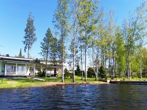 A lakeside property with a house, a dock, and a grassy area. - Villa onnela by Interhome (Hämeenkyrö)