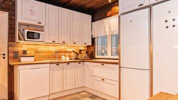 Fridge, microwave, dishwasher, cookware/dishes/utensils