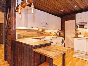 Kühlschrank, Mikrowelle, Geschirrspüler, Kochgeschirr/Geschirr/Besteck